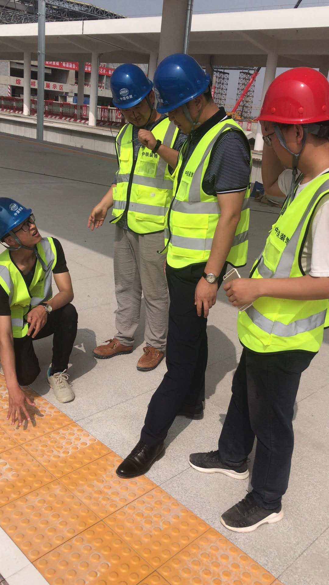 5月18日上午，焦作市眾光耐酸瓷業(yè)有限公司范總親臨南陽(yáng)站參觀本廠供應(yīng)的全瓷盲道磚