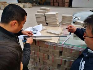 眾光耐酸磚廠家范總親臨耐酸磚檢測現(xiàn)場親自檢測剛生產(chǎn)出來的耐酸磚韓國客戶十分滿意